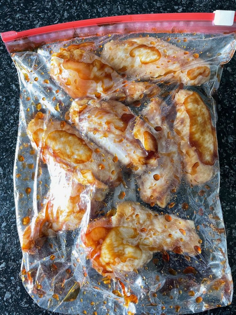Sticky chicken in de marinade